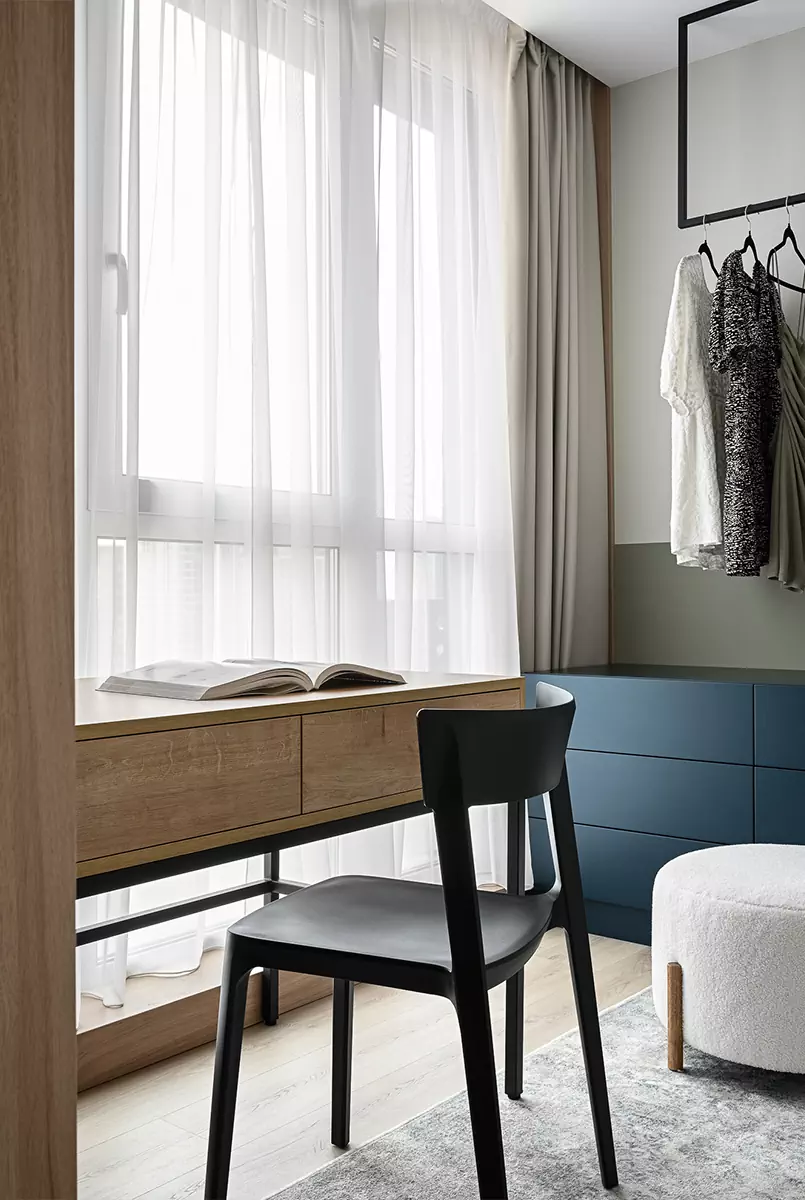 Теплая древесина и оттенки леса в интерьере небольшой минской квартиры – проект студии ESTE Design