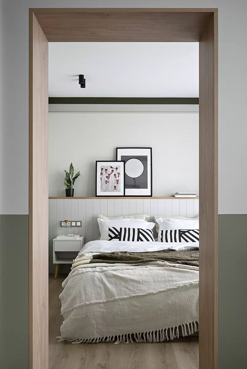 Теплая древесина и оттенки леса в интерьере небольшой минской квартиры – проект студии ESTE Design