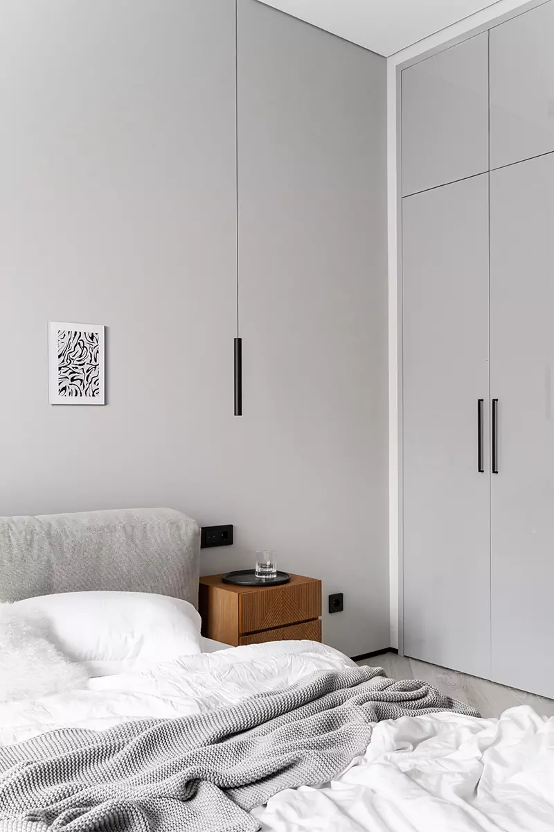 Простые формы, темное дерево и брутальные радиаторы в интерьере мужской квартиры — проект Ксении Харламовой