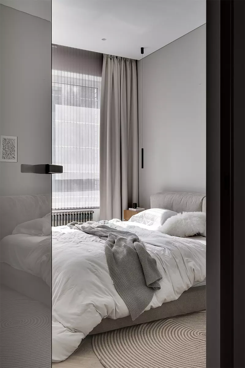 Простые формы, темное дерево и брутальные радиаторы в интерьере мужской квартиры — проект Ксении Харламовой