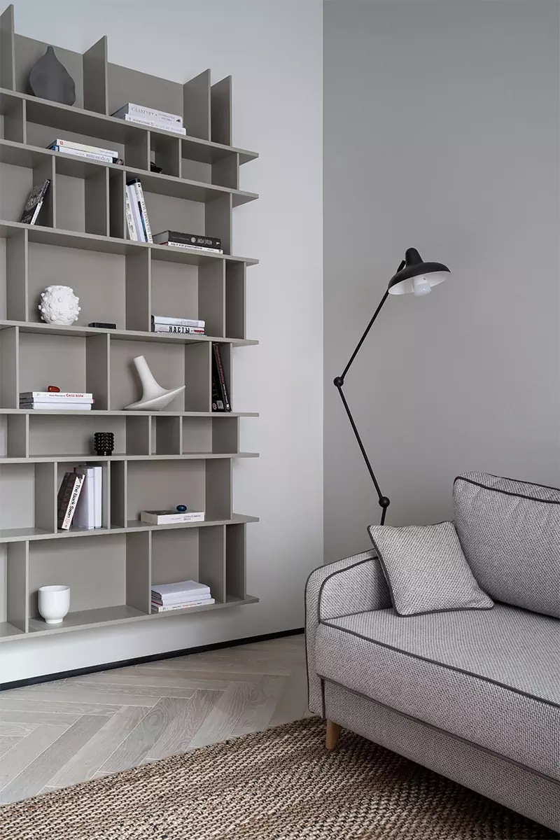 Простые формы, темное дерево и брутальные радиаторы в интерьере мужской квартиры — проект Ксении Харламовой