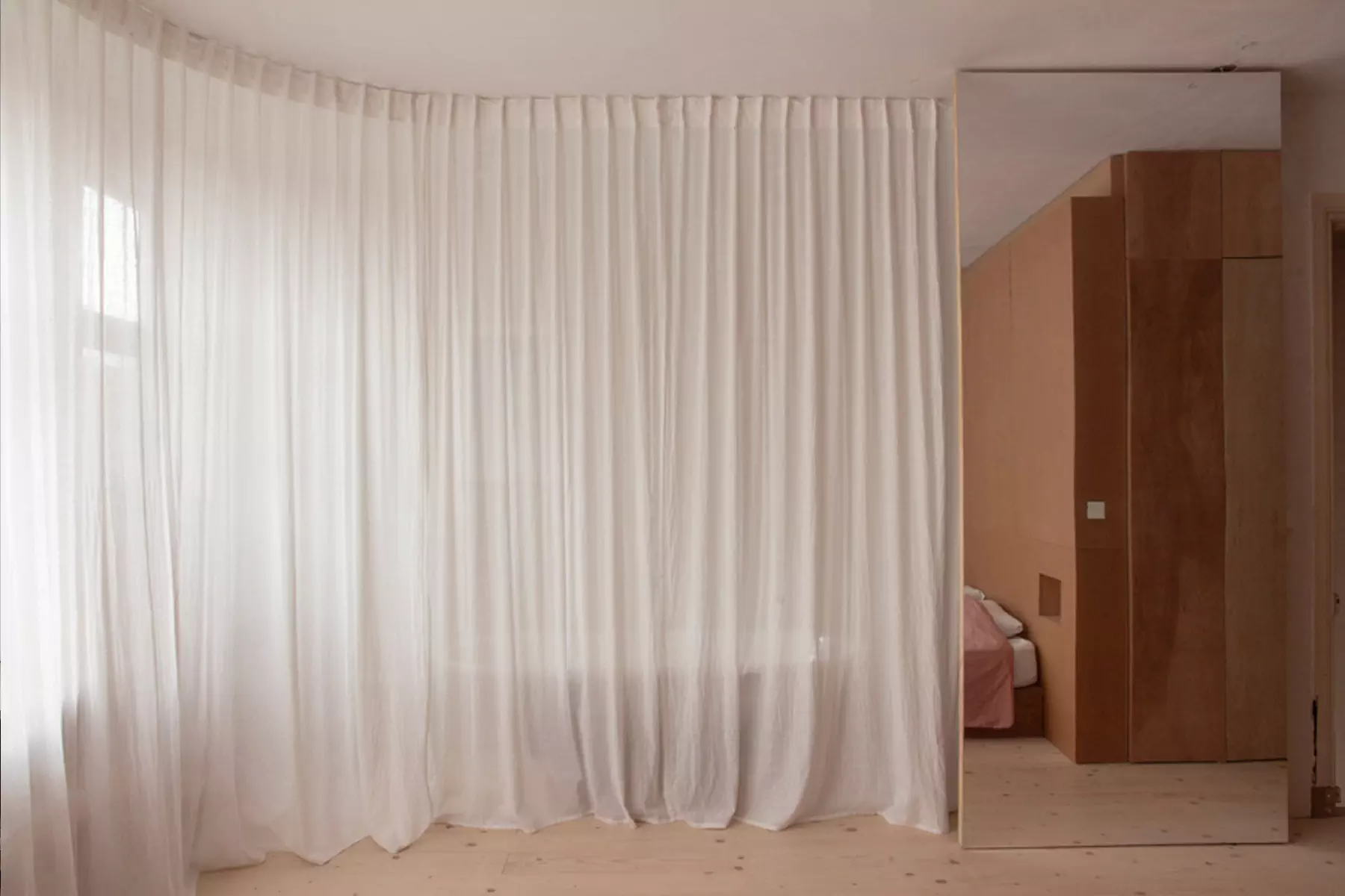 Ванна в спальне и другие оригинальные решения в интерьере нидерландской квартиры — проект Улли Хекманн и Нинке Бонгерс