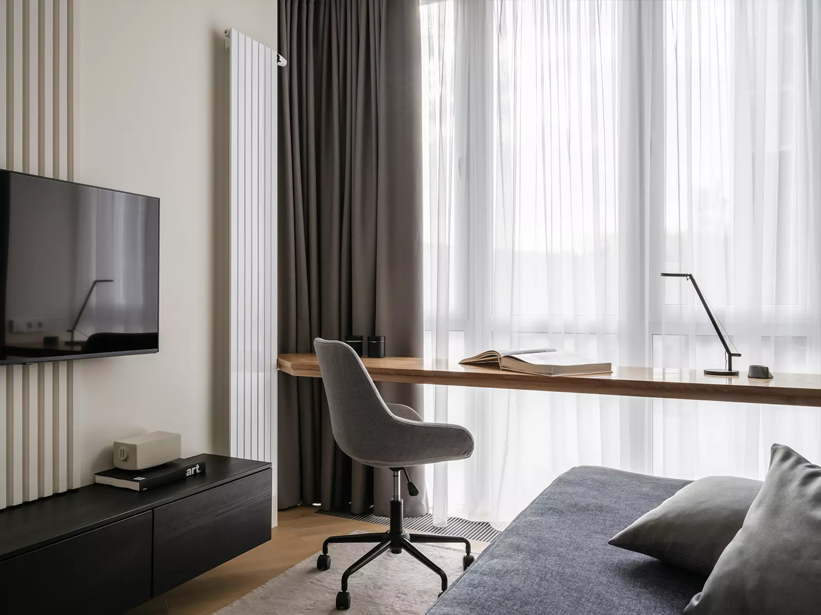 Строгие линии и минималистичная цветовая гамма в интерьере семейной квартиры — проект архитектурной студии FORMA