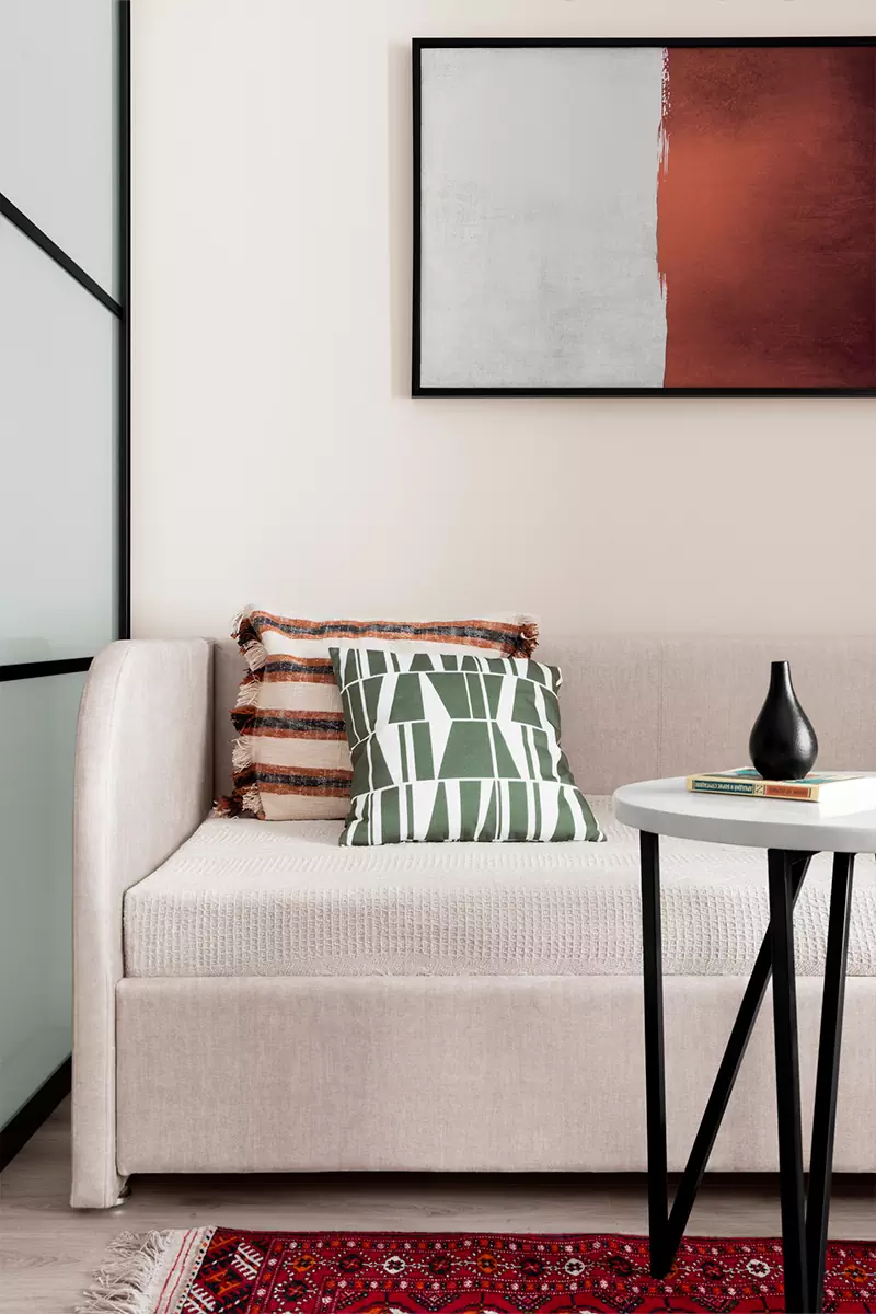 Умиротворенный интерьер квартиры в Алматы с функциональными перегородками — проект Яздурсун Хождабердыевой