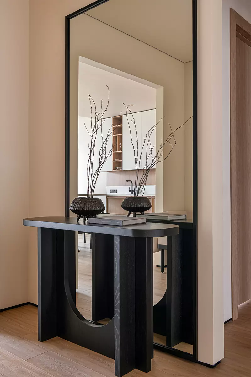 Гипсовые акценты и обилие дерева в интерьере большой квартиры напротив Кремля — проект Елены Потемкиной