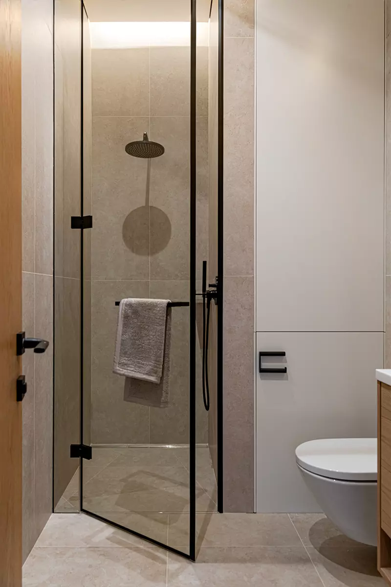 Гипсовые акценты и обилие дерева в интерьере большой квартиры напротив Кремля — проект Елены Потемкиной