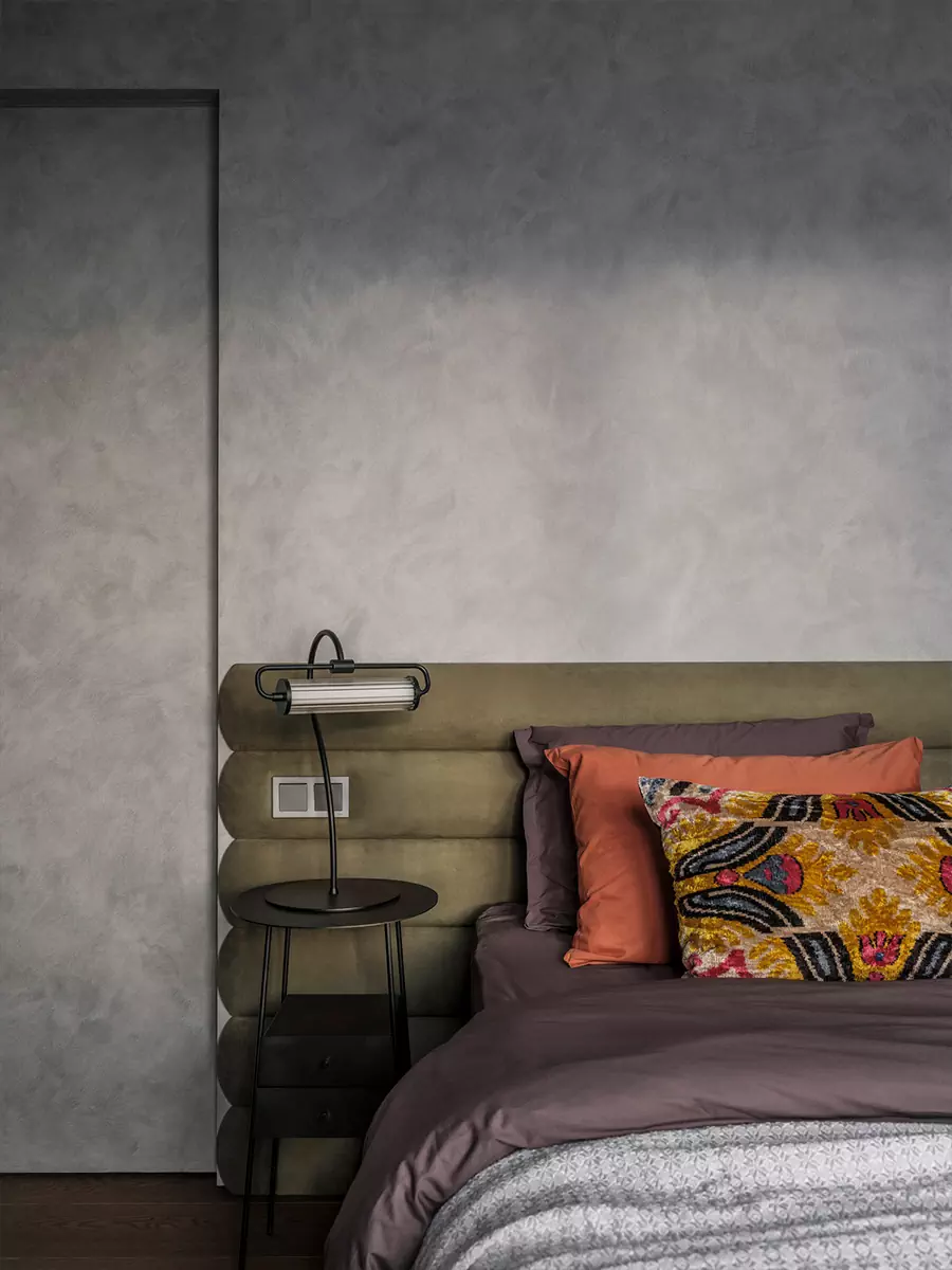 Уютные зоны отдыха и продуманные световые сценарии в интерьере квартиры для молодого человека — проект Дарьи Сатиной