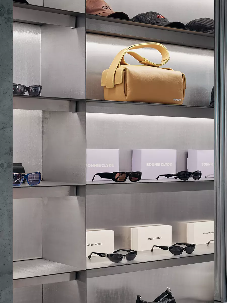 Брутальный бетон, неон и холодный металл в интерьере концептуального шоурума одежды — проект RYMAR.studio