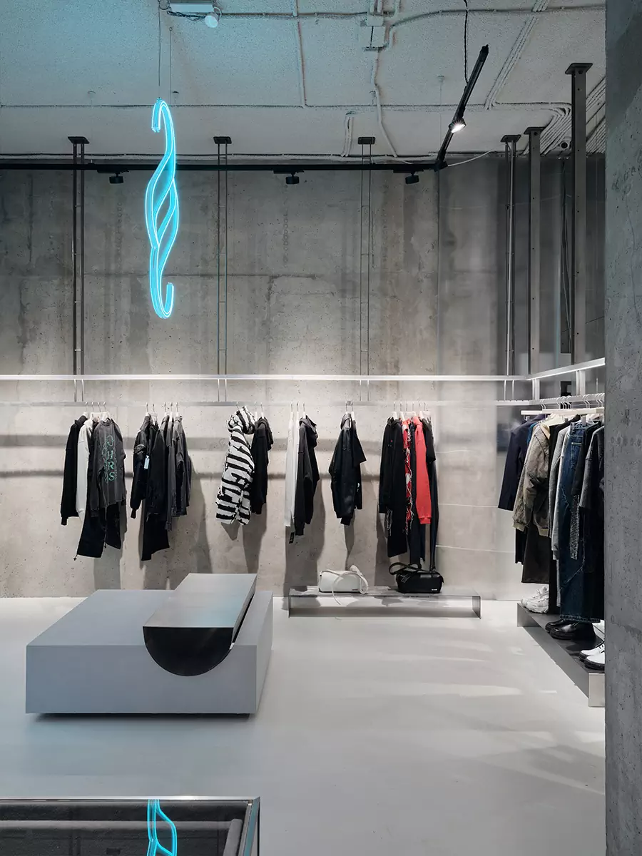 Брутальный бетон, неон и холодный металл в интерьере концептуального шоурума одежды — проект RYMAR.studio
