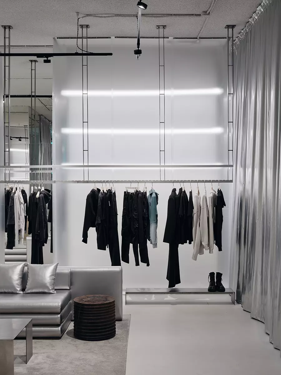 Брутальный бетон, неон и холодный металл в интерьере концептуального шоурума одежды — проект RYMAR.studio