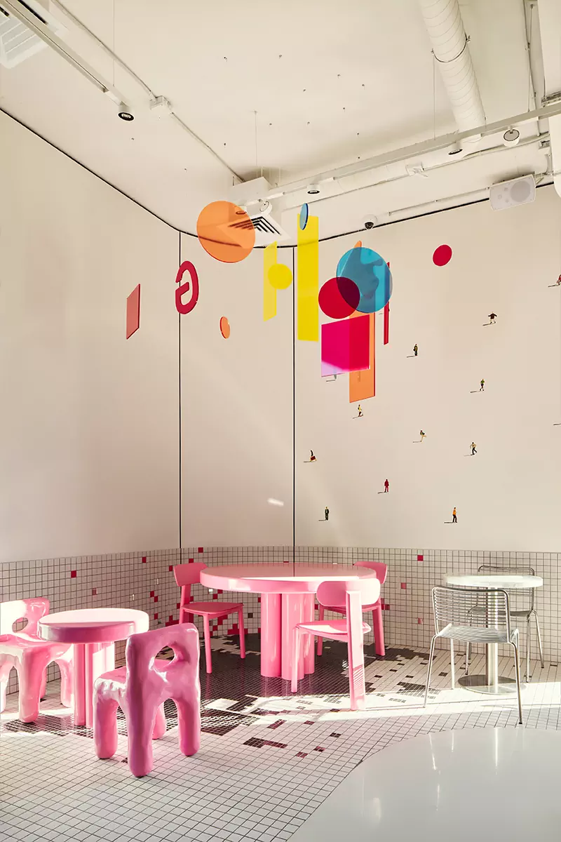 Баланс игривости и элегантности в ярком интерьере петербургского кафе — проект KIDZ