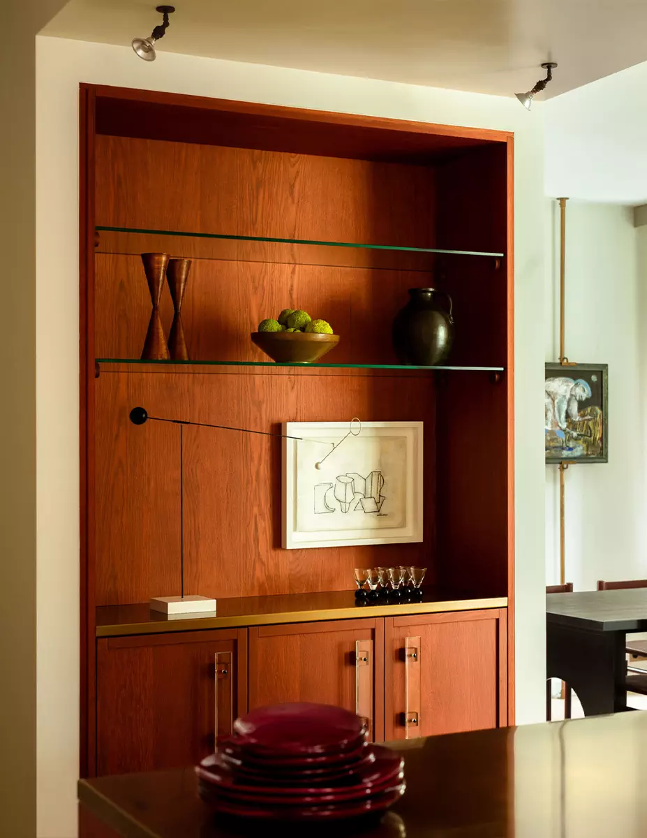 Безупречный микс икон дизайна и небанальных фактур в образцовом «доме для коллекционера» — проект DAB Studio