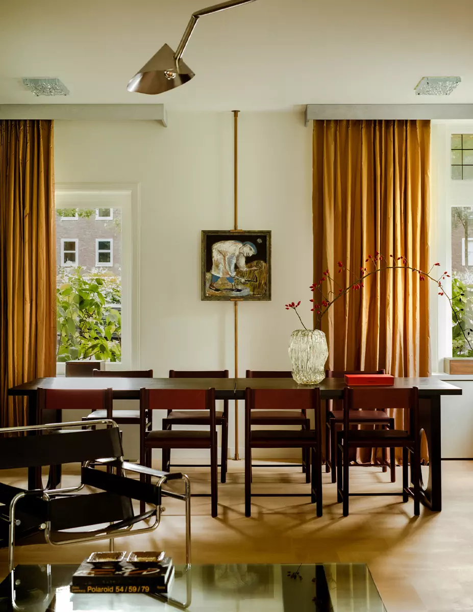 Безупречный микс икон дизайна и небанальных фактур в образцовом «доме для коллекционера» — проект DAB Studio