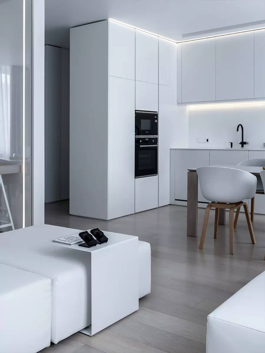 Полностью белый интерьер квартиры без единого подвесного светильника — проект студии ARCHJOINT