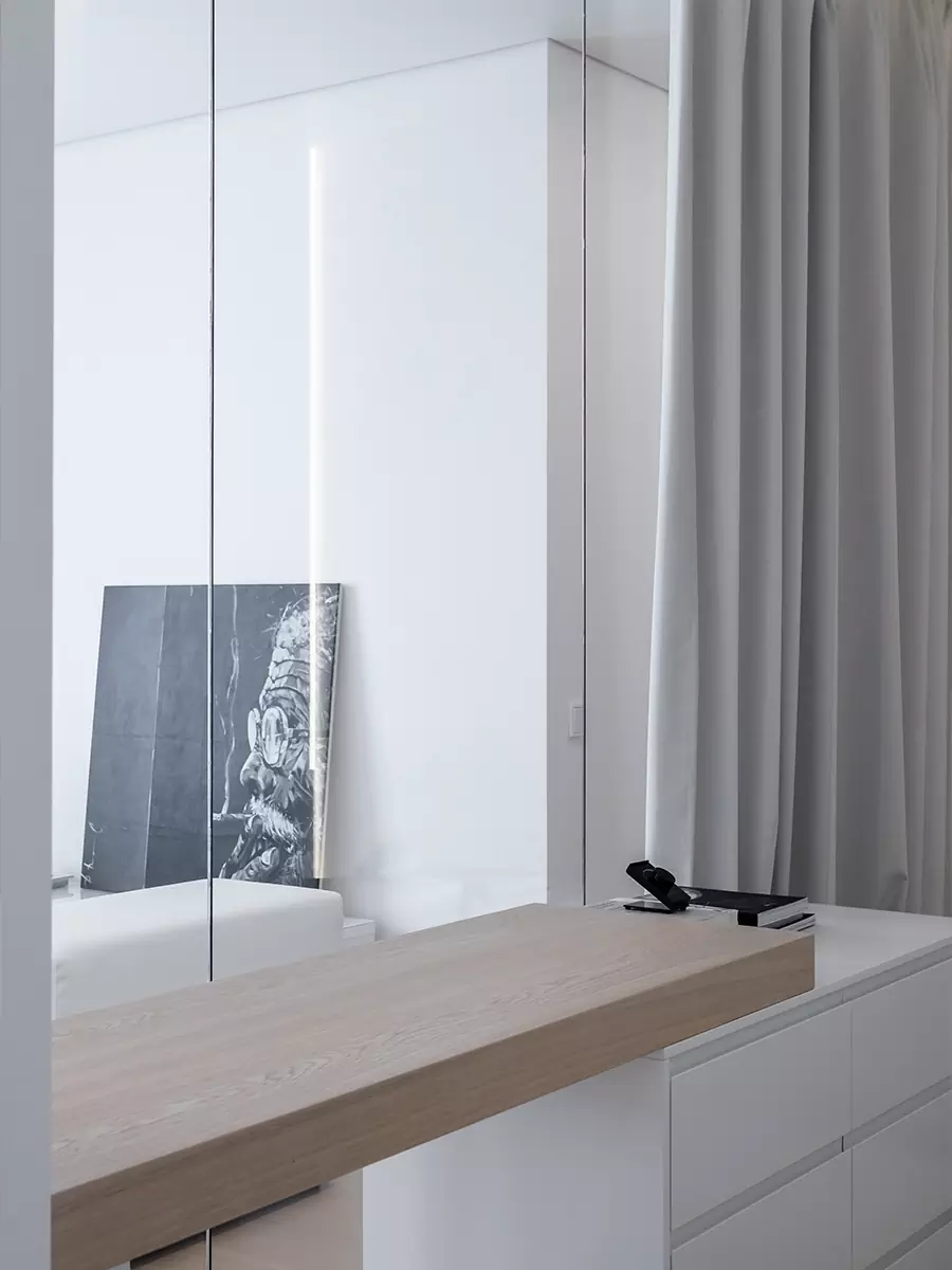 Полностью белый интерьер квартиры без единого подвесного светильника — проект студии ARCHJOINT