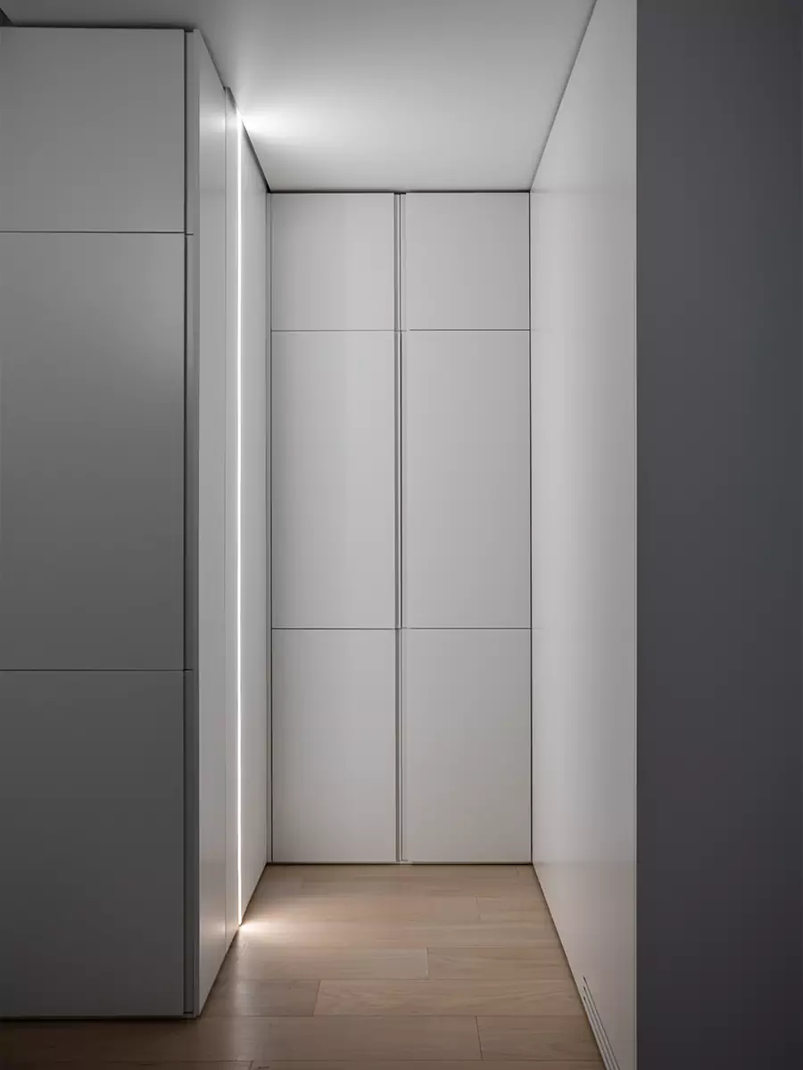Полностью белый интерьер квартиры без единого подвесного светильника — проект студии ARCHJOINT