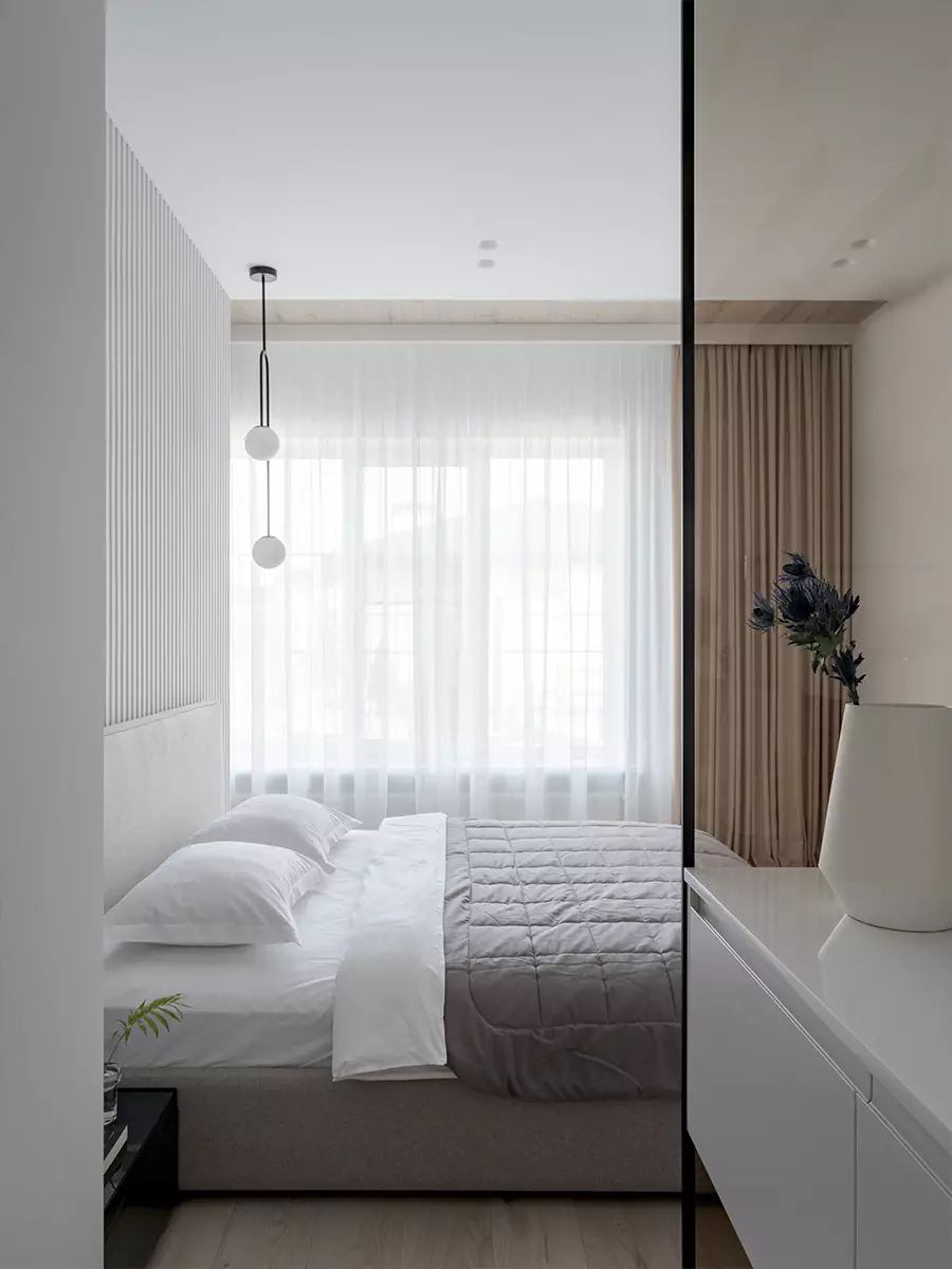 Четкая геометрия и перегородки из тонированного стекла в интерьере частного дома — проект студии YUMMY interior