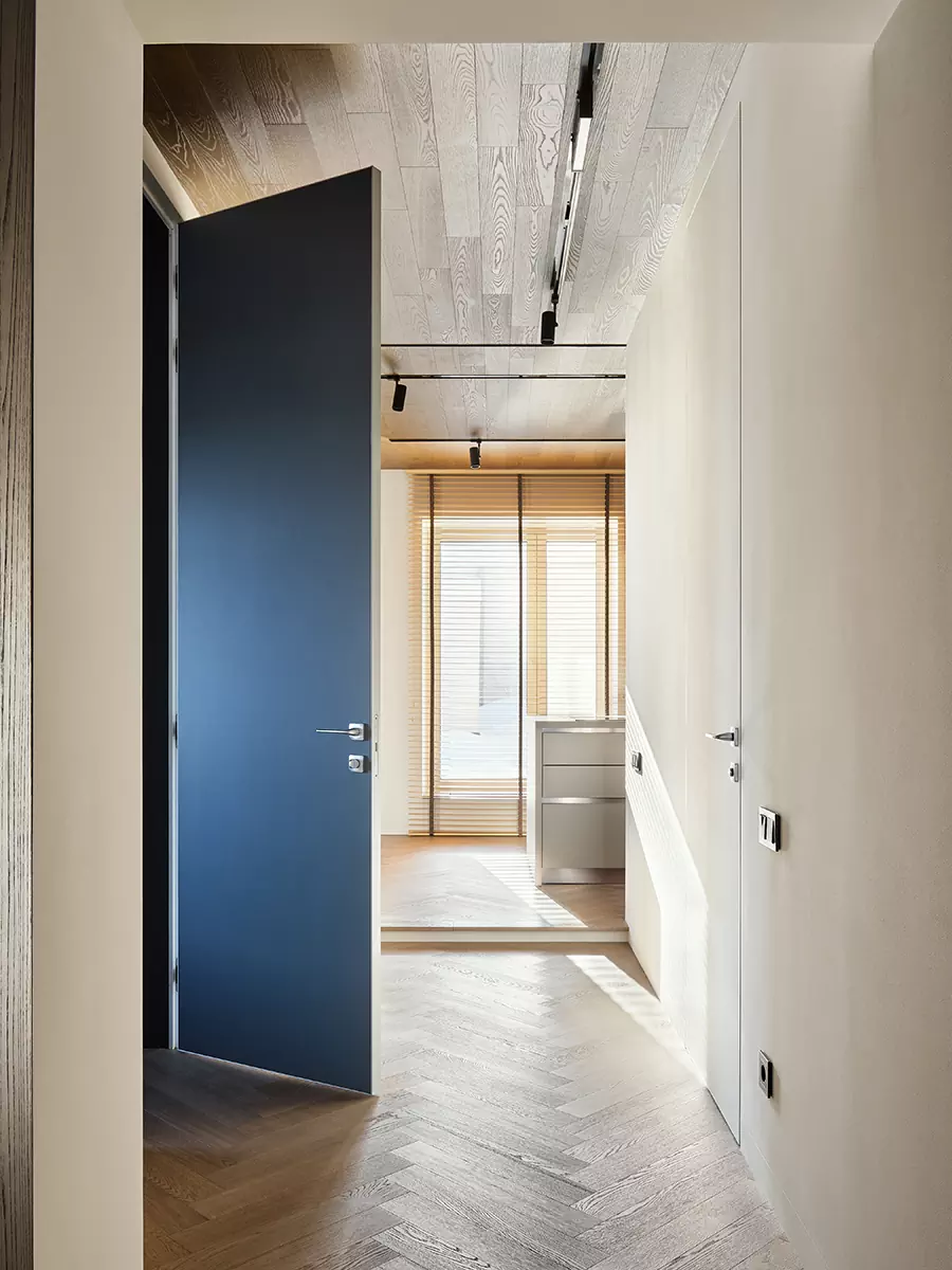 Необычный деревянный потолок и ритмичные рейки в медитативном интерьере квартиры — проект Валентины Агейкиной