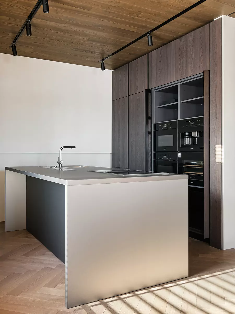 Необычный деревянный потолок и ритмичные рейки в медитативном интерьере квартиры — проект Валентины Агейкиной