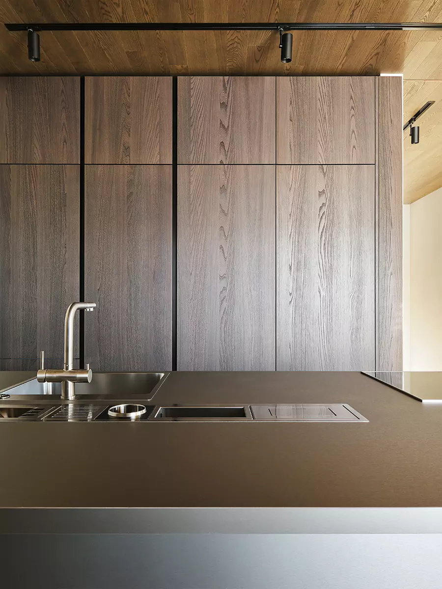 Необычный деревянный потолок и ритмичные рейки в медитативном интерьере квартиры — проект Валентины Агейкиной