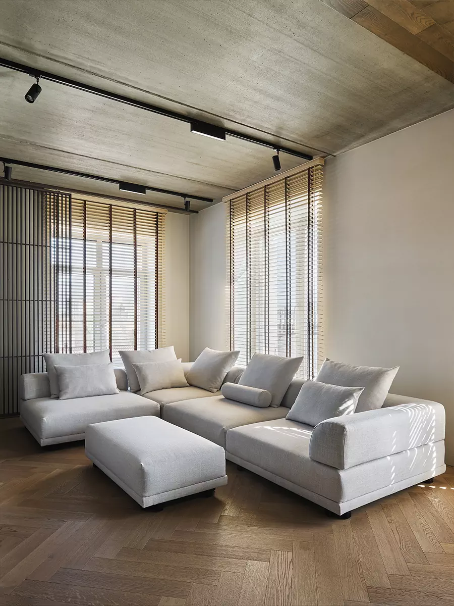 Необычный деревянный потолок и ритмичные рейки в медитативном интерьере квартиры — проект Валентины Агейкиной