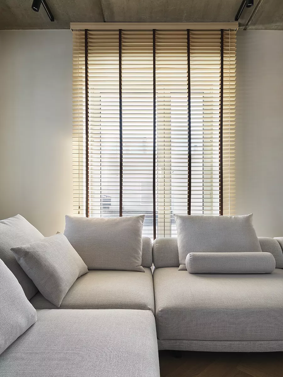 Необычный деревянный потолок и ритмичные рейки в медитативном интерьере квартиры — проект Валентины Агейкиной