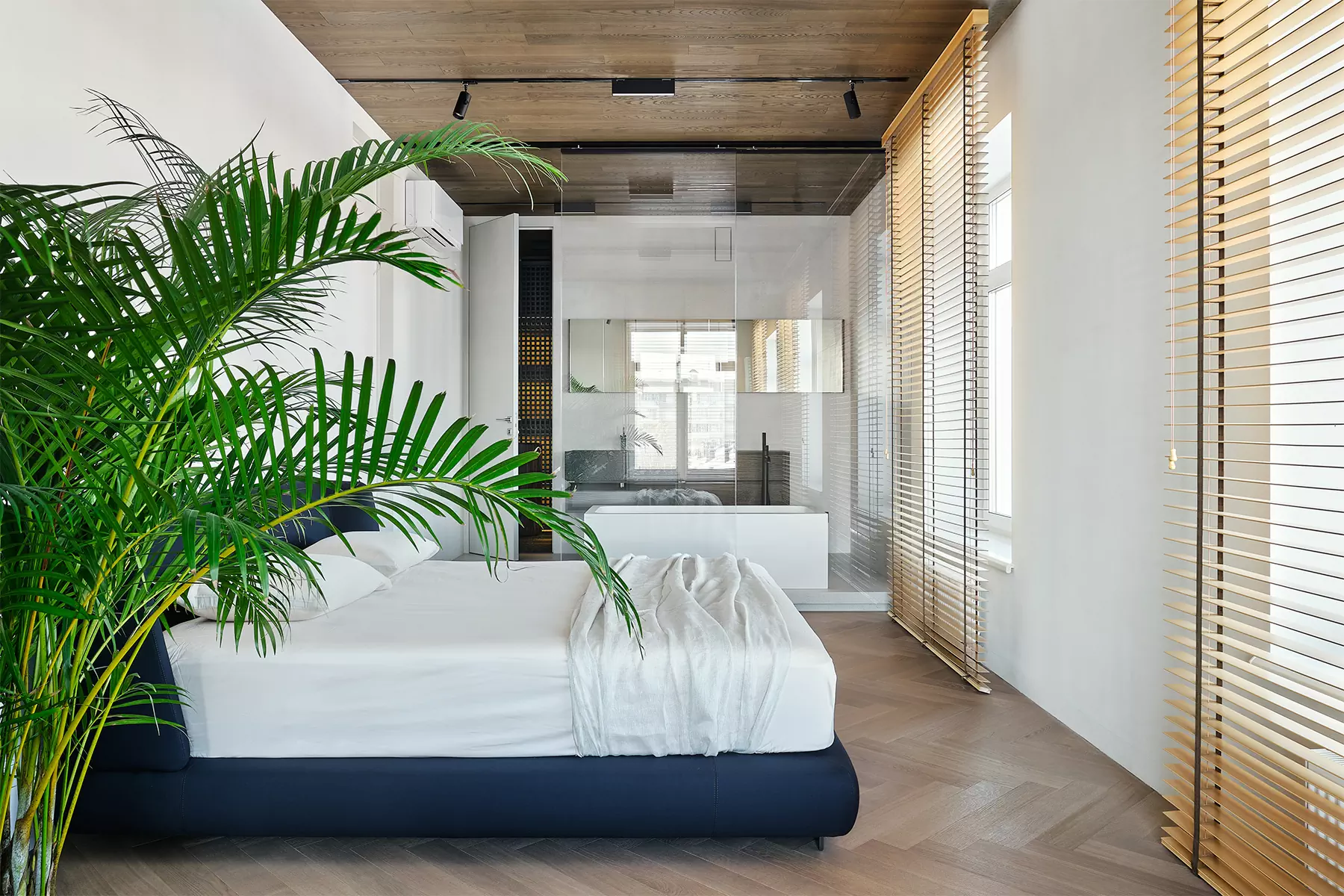 Необычный деревянный потолок и ритмичные рейки в медитативном интерьере квартиры — проект Валентины Агейкиной