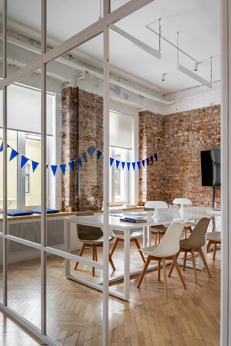 Постеры, контрастные детали и кирпичная кладка конца XVIII века в интерьере московского офиса — проект студии «ПЕТРОВА | АНДРОНОВА»