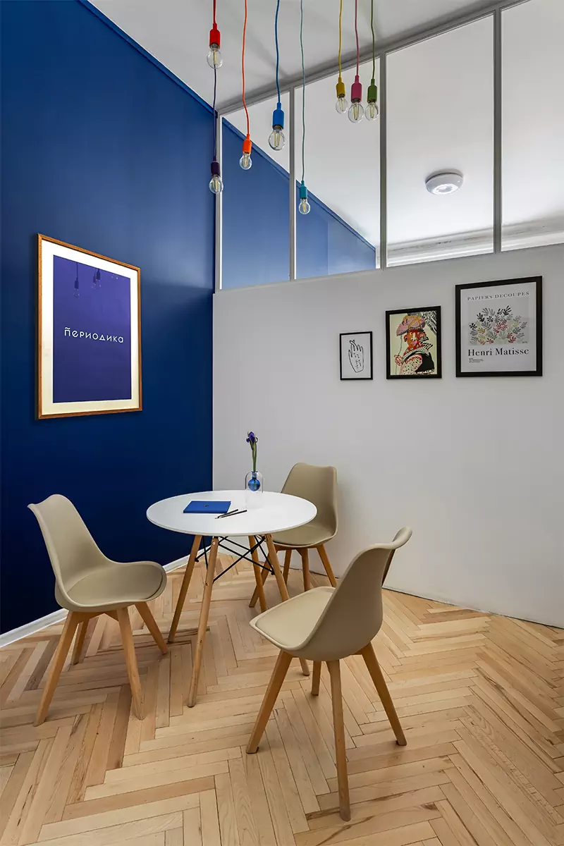 Постеры, контрастные детали и кирпичная кладка конца XVIII века в интерьере московского офиса — проект студии «ПЕТРОВА | АНДРОНОВА»