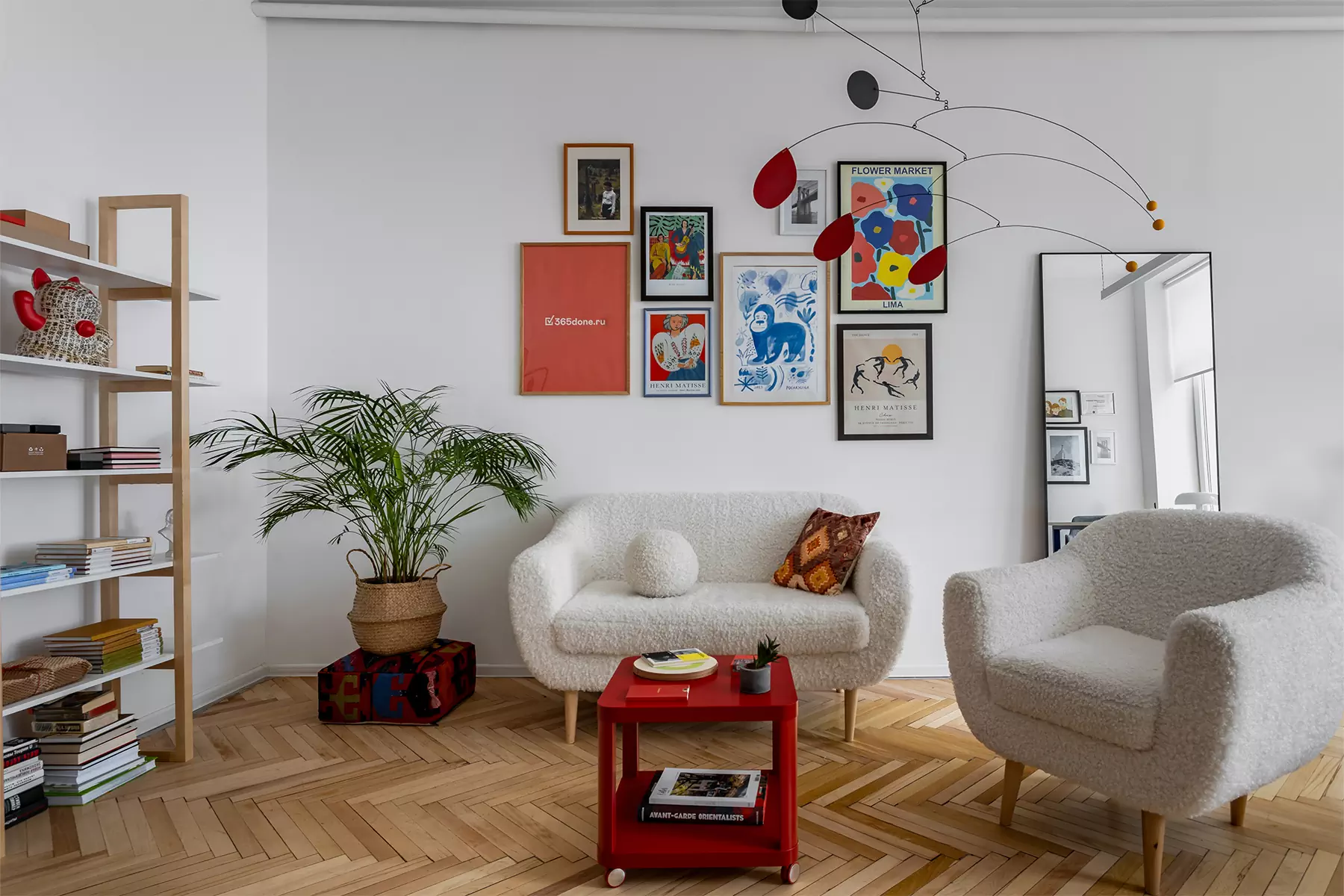 Постеры, контрастные детали и кирпичная кладка конца XVIII века в интерьере московского офиса — проект студии «ПЕТРОВА | АНДРОНОВА»