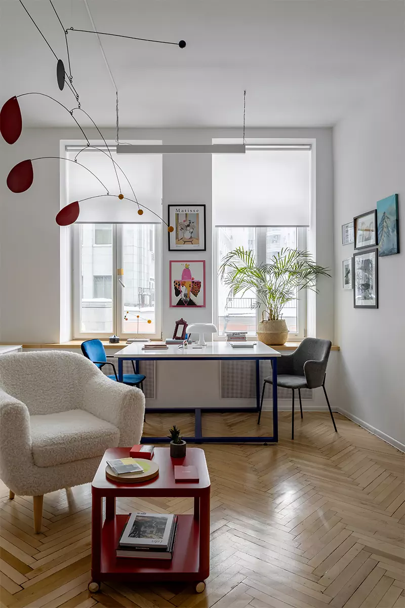 Постеры, контрастные детали и кирпичная кладка конца XVIII века в интерьере московского офиса — проект студии «ПЕТРОВА | АНДРОНОВА»