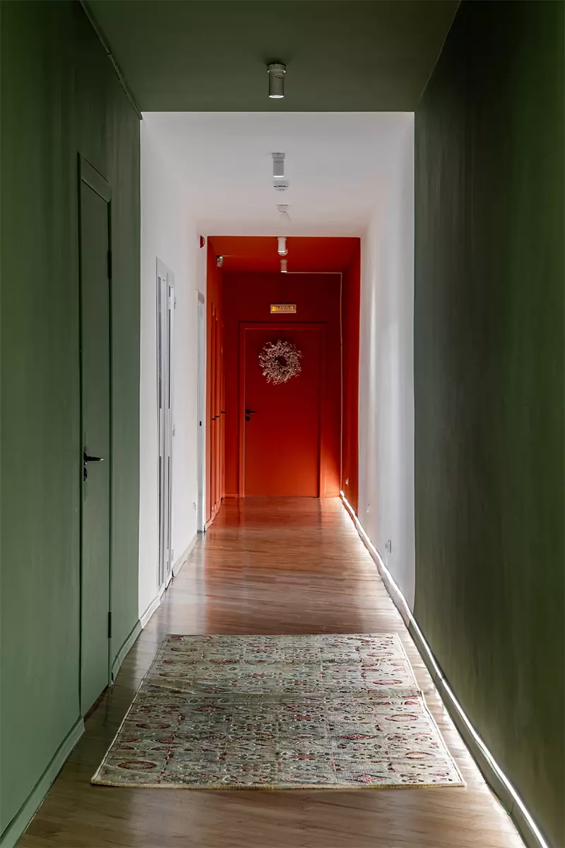 Постеры, контрастные детали и кирпичная кладка конца XVIII века в интерьере московского офиса — проект студии «ПЕТРОВА | АНДРОНОВА»