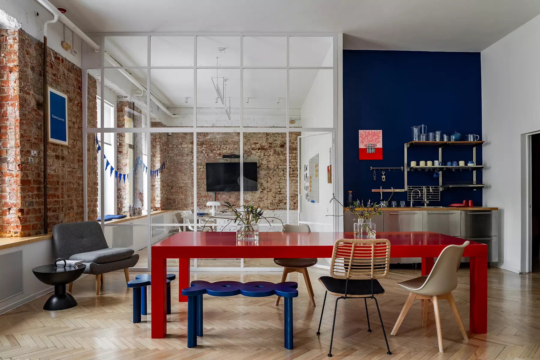 Постеры, контрастные детали и кирпичная кладка конца XVIII века в интерьере московского офиса — проект студии «ПЕТРОВА | АНДРОНОВА»