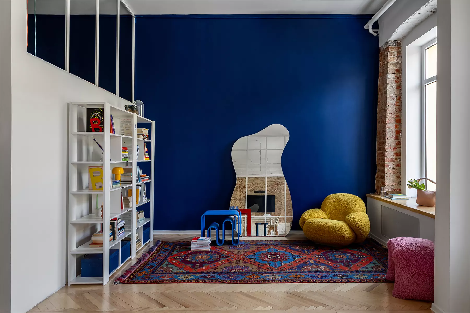 Постеры, контрастные детали и кирпичная кладка конца XVIII века в интерьере московского офиса — проект студии «ПЕТРОВА | АНДРОНОВА»