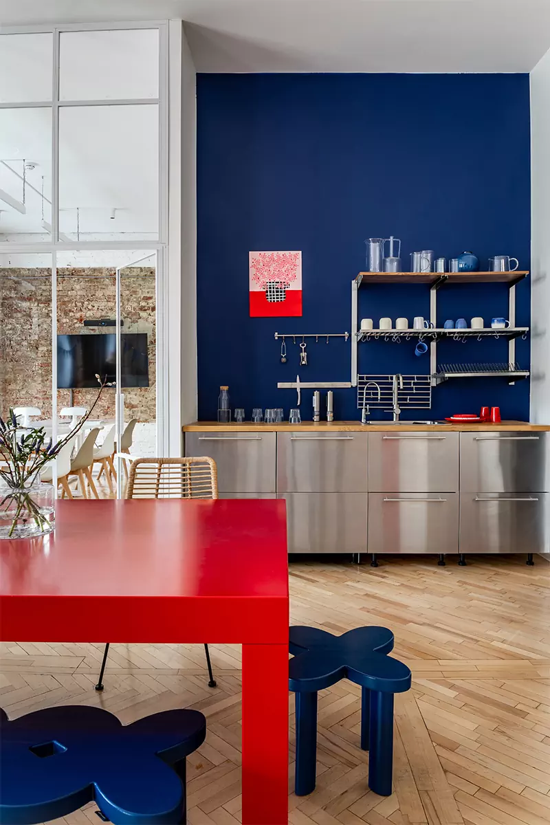 Постеры, контрастные детали и кирпичная кладка конца XVIII века в интерьере московского офиса — проект студии «ПЕТРОВА | АНДРОНОВА»