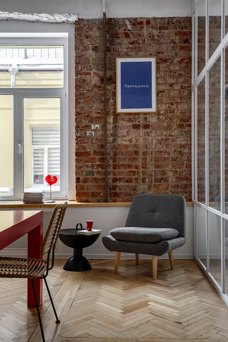 Постеры, контрастные детали и кирпичная кладка конца XVIII века в интерьере московского офиса — проект студии «ПЕТРОВА | АНДРОНОВА»