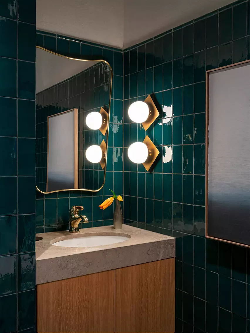 Патинированная латунь и асимметричный рисунок терраццо в обволакивающем интерьере ресторана — проект Эрика Братсберга