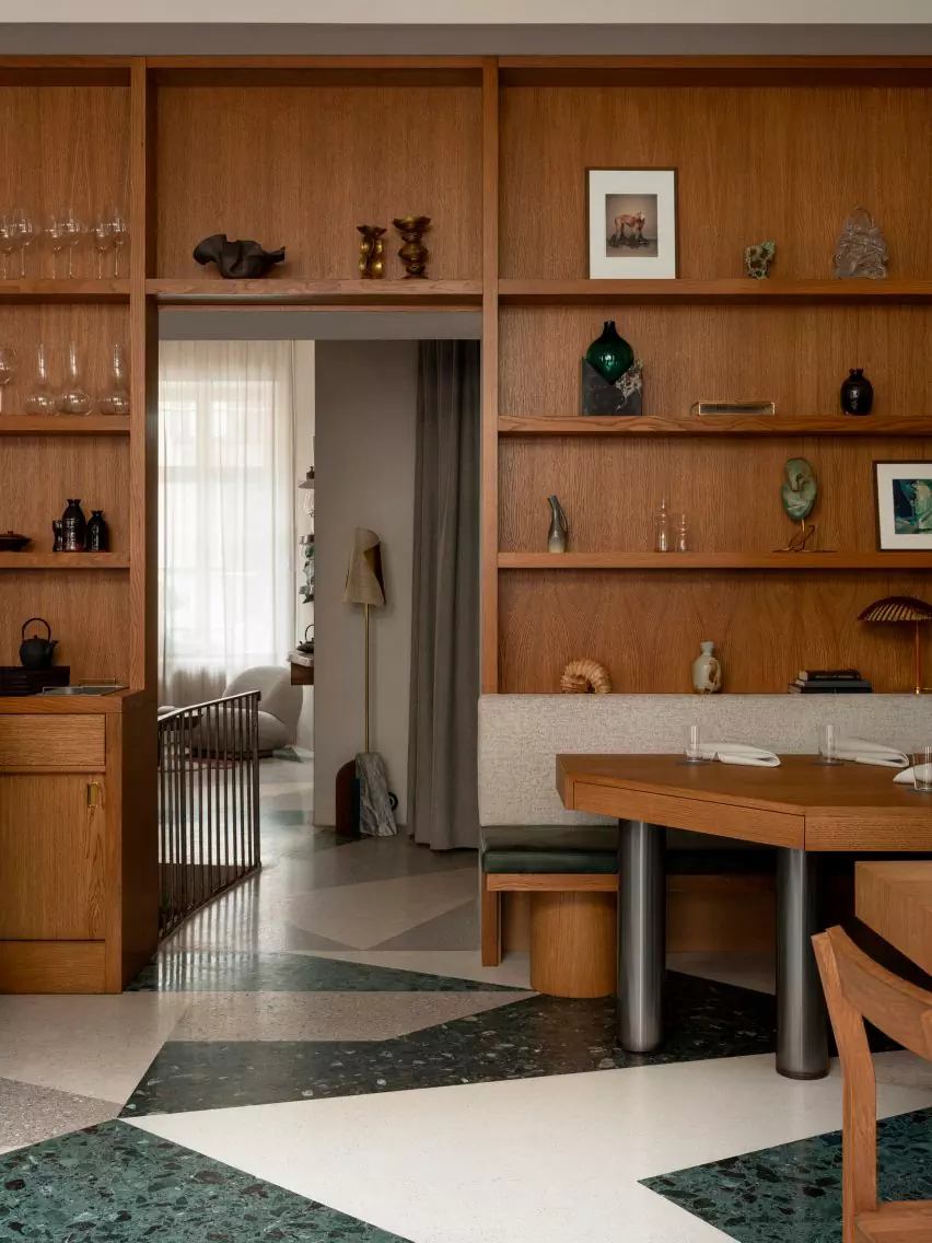 Патинированная латунь и асимметричный рисунок терраццо в обволакивающем интерьере ресторана — проект Эрика Братсберга