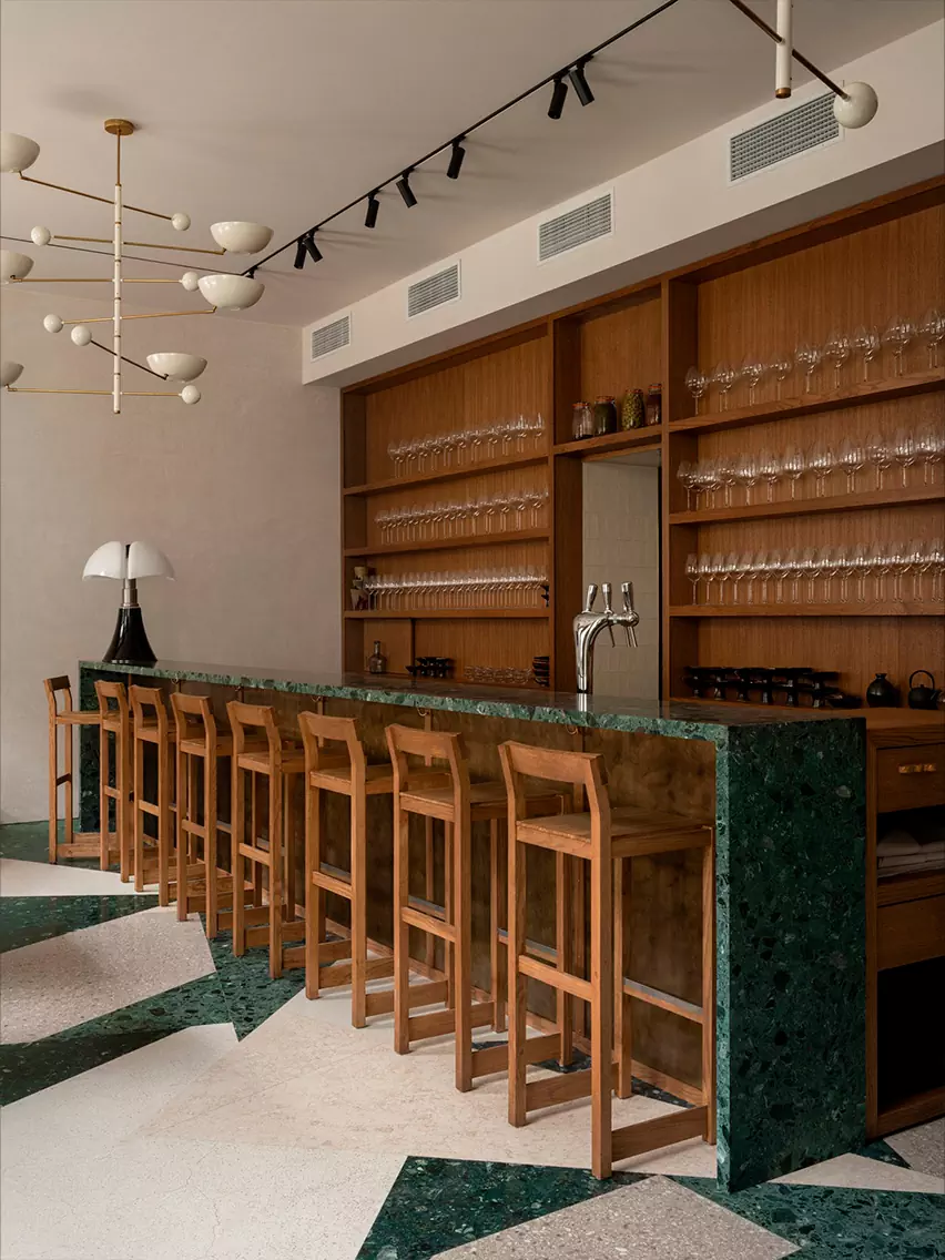 Патинированная латунь и асимметричный рисунок терраццо в обволакивающем интерьере ресторана — проект Эрика Братсберга