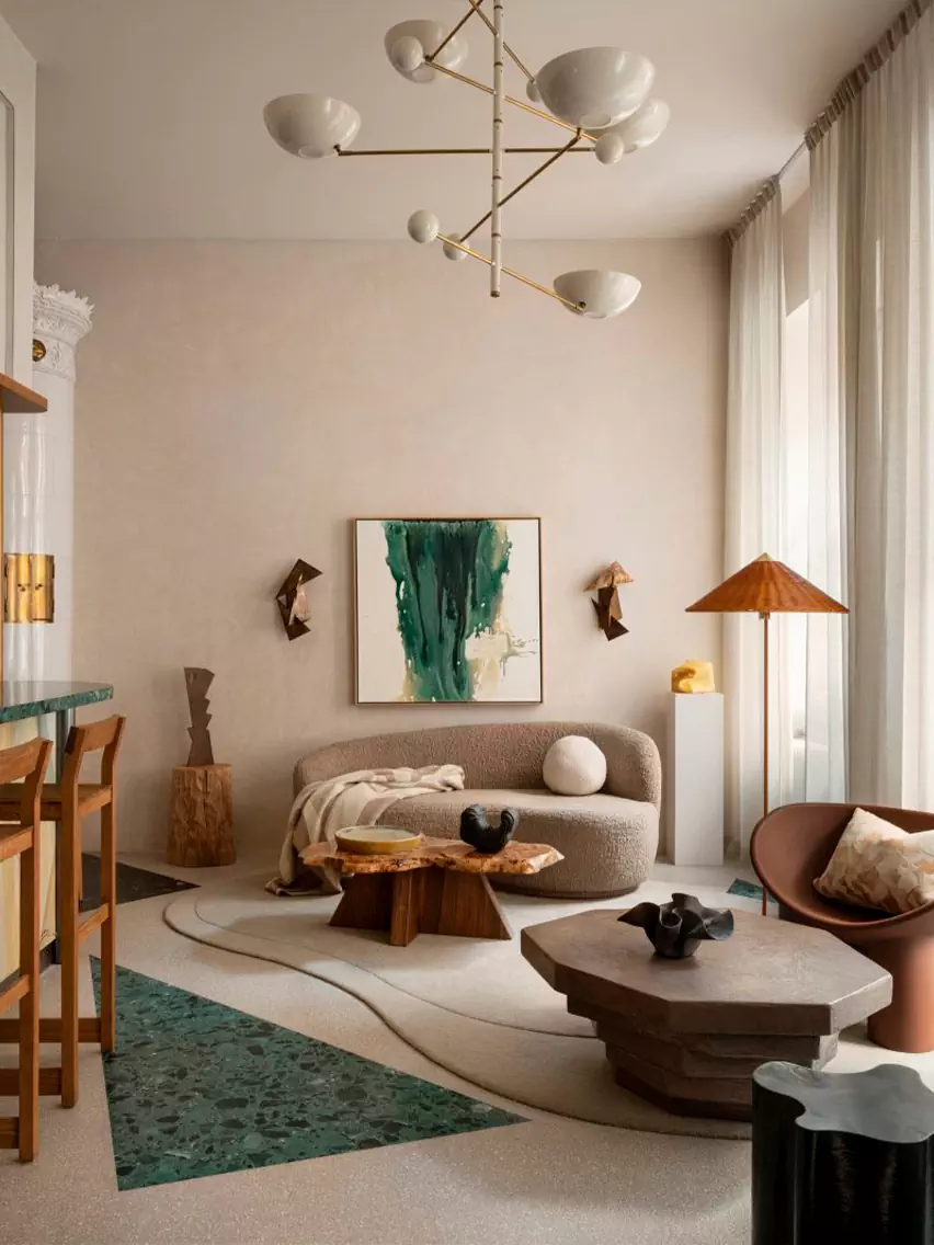 Патинированная латунь и асимметричный рисунок терраццо в обволакивающем интерьере ресторана — проект Эрика Братсберга