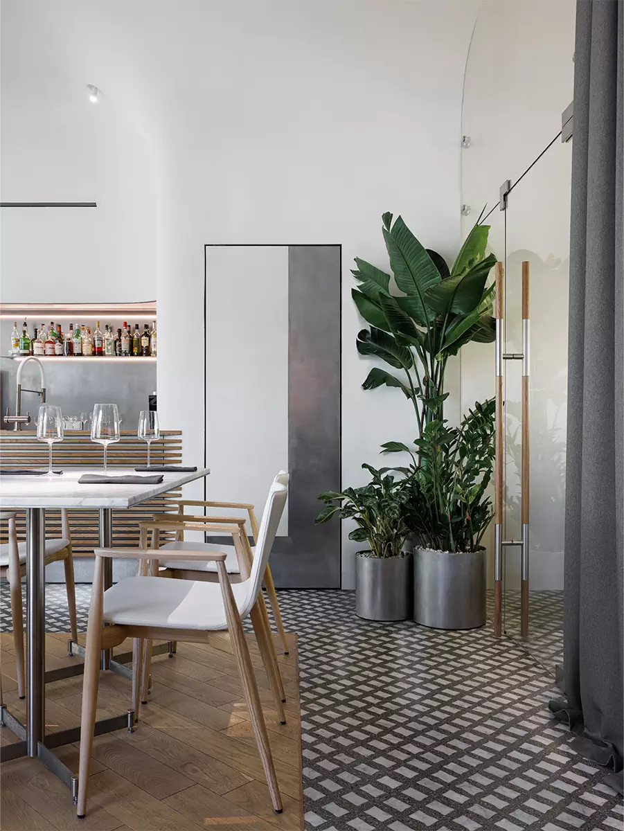 «Парящие» столярные изделия и скульптурный потолок в интерьере петербургской кондитерской — проект Марата Мазура