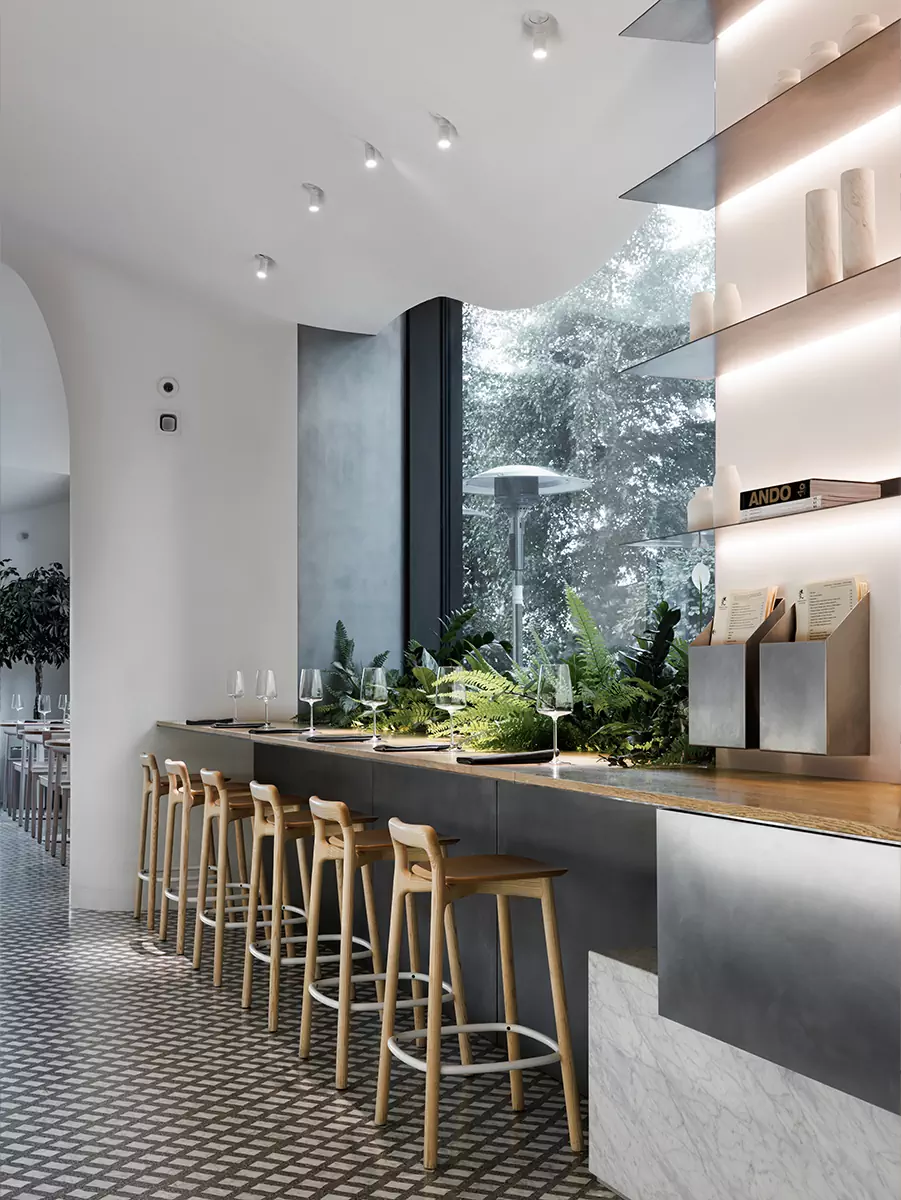 «Парящие» столярные изделия и скульптурный потолок в интерьере петербургской кондитерской — проект Марата Мазура