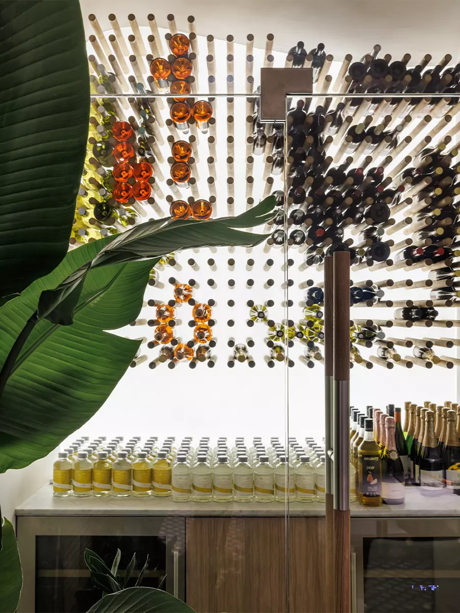 «Парящие» столярные изделия и скульптурный потолок в интерьере петербургской кондитерской — проект Марата Мазура