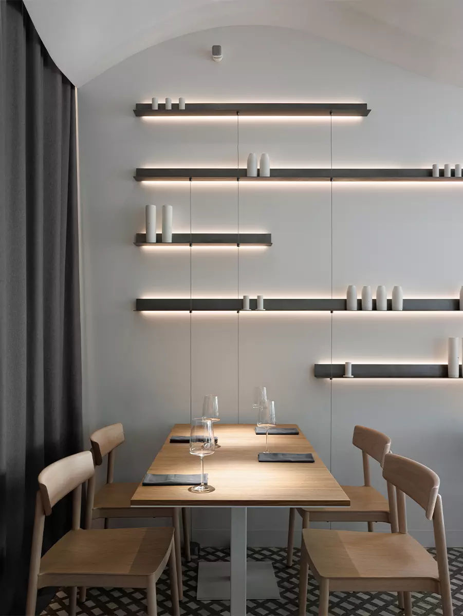 «Парящие» столярные изделия и скульптурный потолок в интерьере петербургской кондитерской — проект Марата Мазура