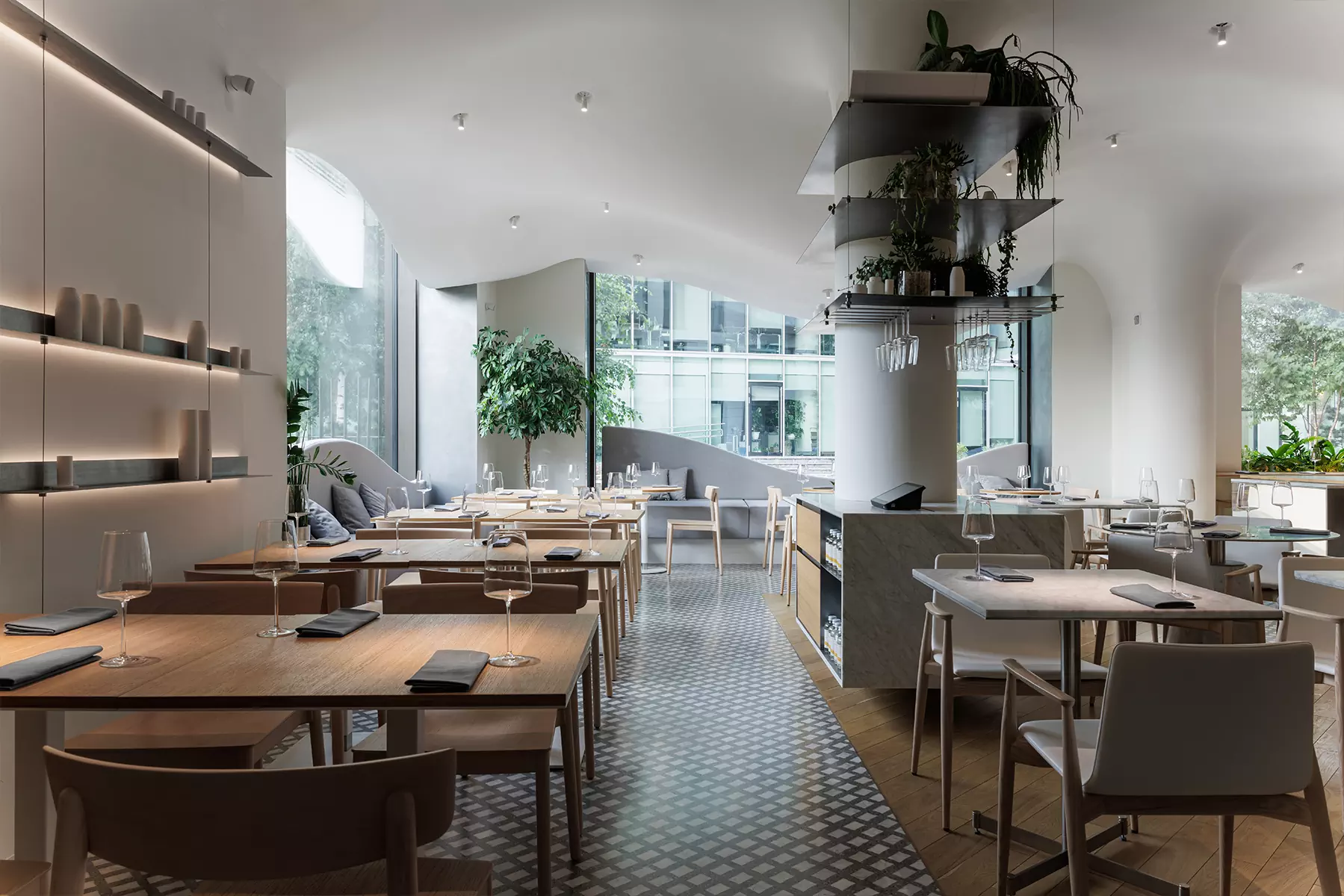 «Парящие» столярные изделия и скульптурный потолок в интерьере петербургской кондитерской — проект Марата Мазура