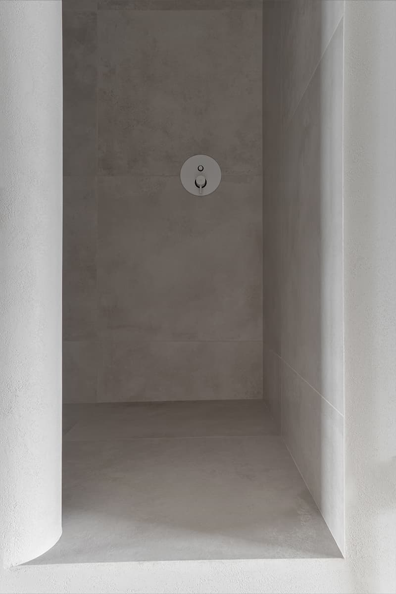 Ритмичные пилоны, зеркала и предметы собственного производства в интерьере екатеринбургской квартиры – проект студии А77