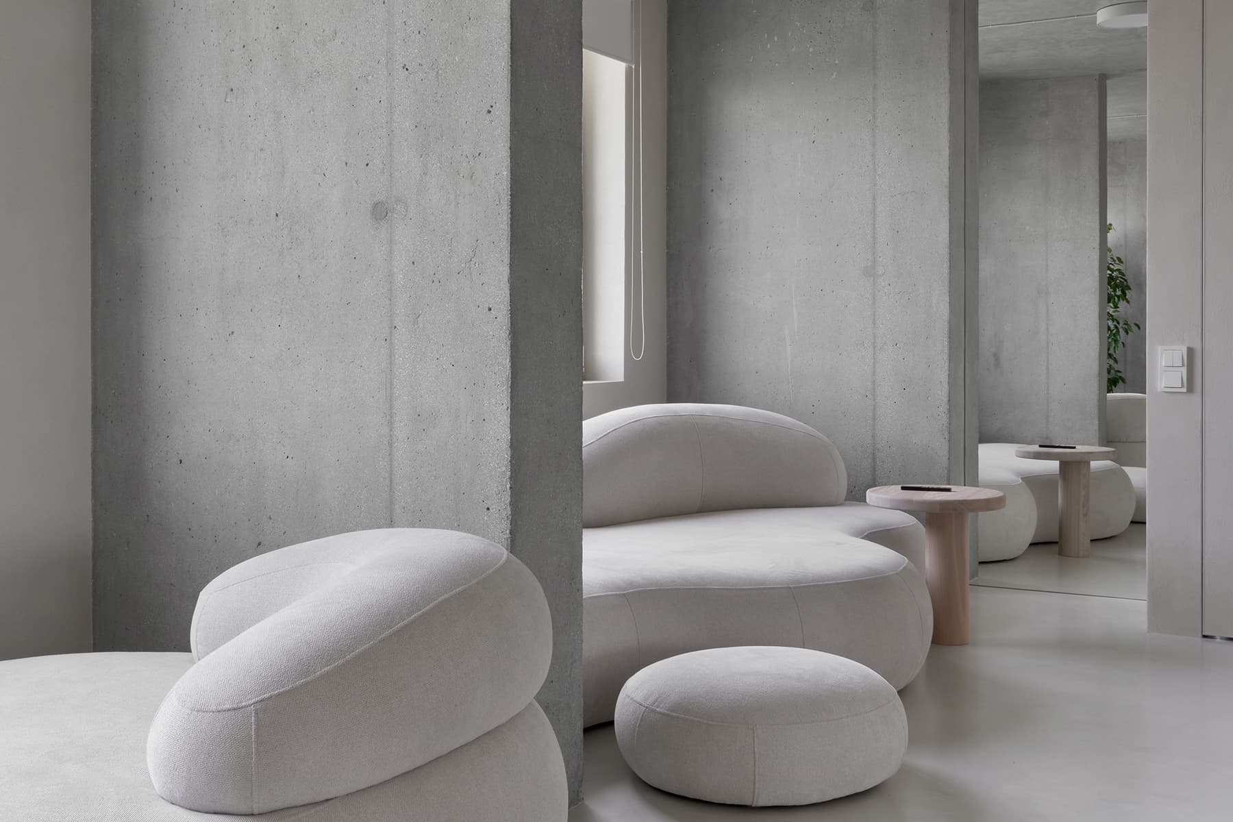 Ритмичные пилоны, зеркала и предметы собственного производства в интерьере екатеринбургской квартиры – проект студии А77