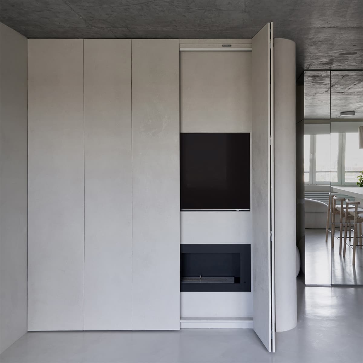 Ритмичные пилоны, зеркала и предметы собственного производства в интерьере екатеринбургской квартиры – проект студии А77