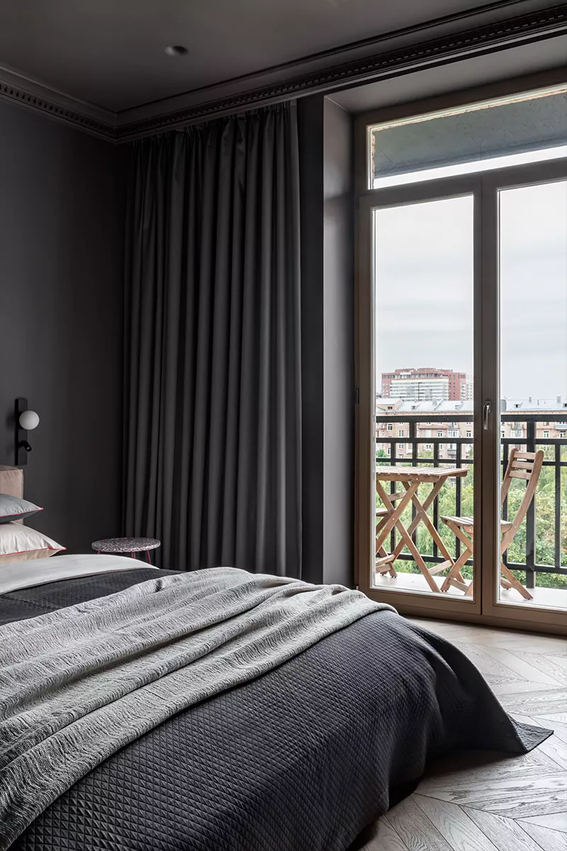 Современное искусство и зонирование цветом в интерьере квартиры с уединенной библиотекой — проект Фариды Яковлевой