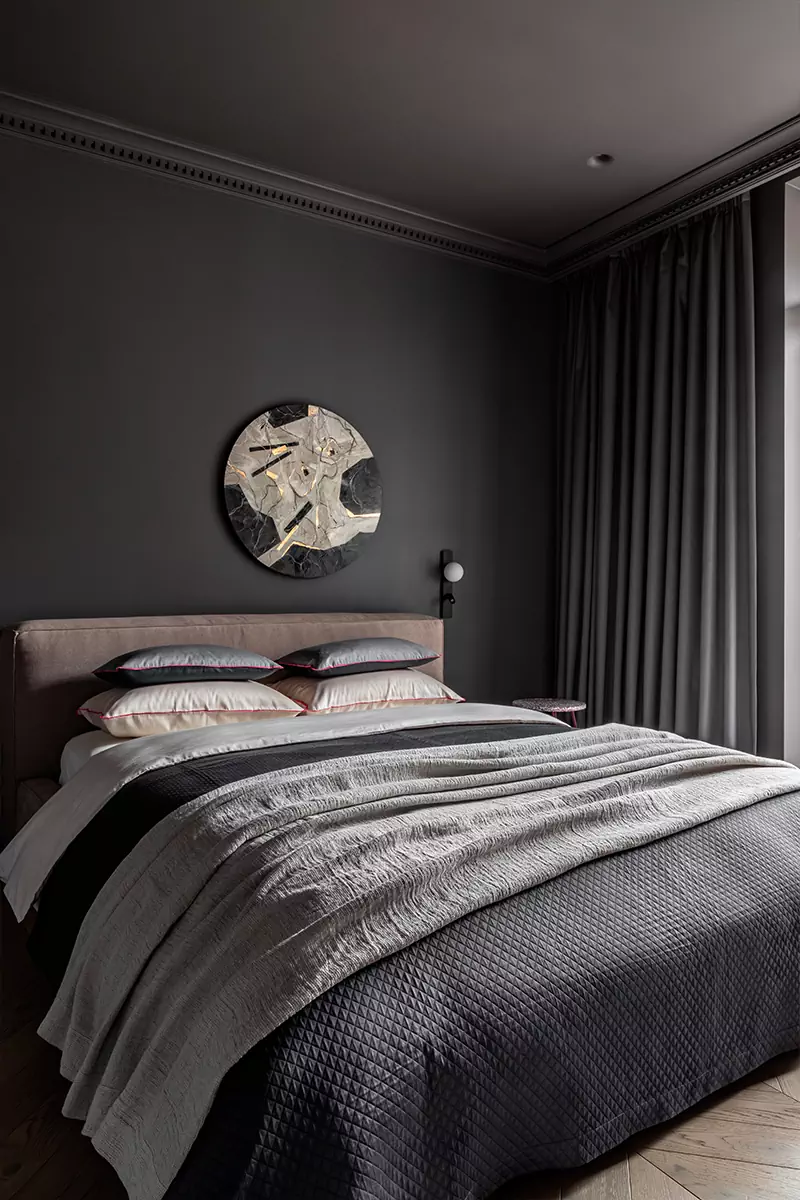 Современное искусство и зонирование цветом в интерьере квартиры с уединенной библиотекой — проект Фариды Яковлевой